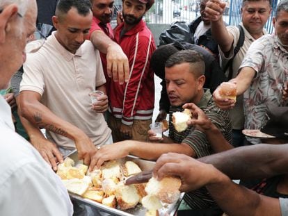 Pessoas em situação de rua recebem acolhimento e comida na paróquia São Miguel Arcanjo, na Mooca, zona leste de São Paulo.