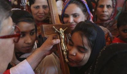 Cristãs durante missa na Sexta-feira Santa, em Lahore, Paquistão.