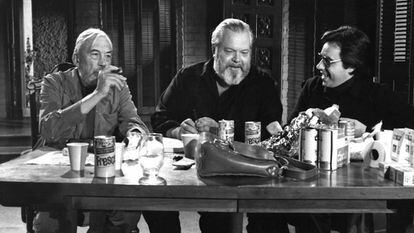 Da esquerda para a direita, John Huston, Orson Welles e Peter Bogdanovich na filmagem de ‘O Outro Lado do Vento’.