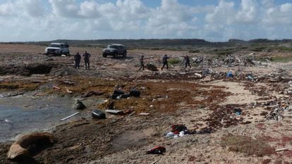 Agentes da polícia examinam restos da embarcação que transportava os venezuelanos, em Curaçao.