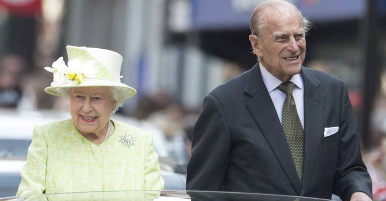 Elizabeth II e Philip de Edimburgo, andando pelas ruas de Londres