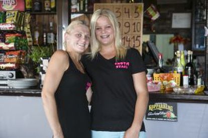 Da esquerda para a direita, Kayleigh Smith e Sophie Jones, no bar em que trabalham em Calpe.