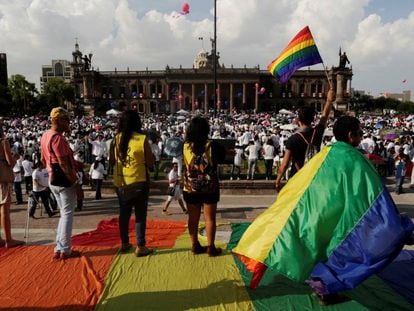 Ativistas erguem bandeiras LGBT