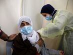Una palestina recibe la vacuna contra la covid, el 25 de marzo en Tubas (Cisjordania).