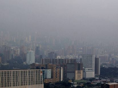 Alerta vermelho em Medellín, como em muitas outras cidades, pelos altos níveis de poluição.