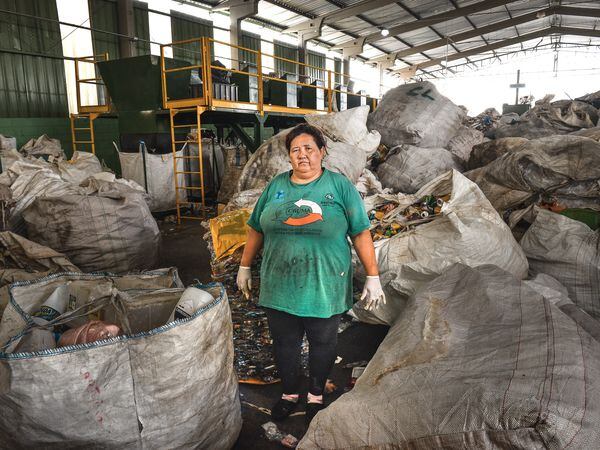Alessandra Morais, 47, no galpão paralisado de uma cooperativa de reciclagem em Poá, São Paulo.