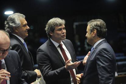 Senador Lindberg Farias conversa com Aécio Neves.