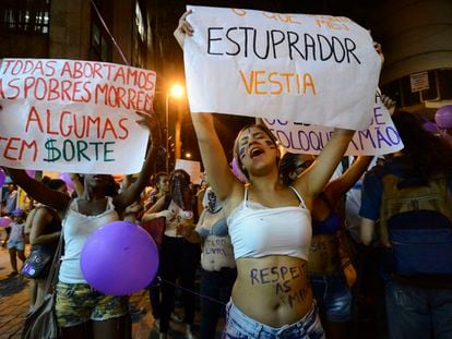 Mulheres em passeata defendem legalização do aborto no Rio de Janeiro em 2016.