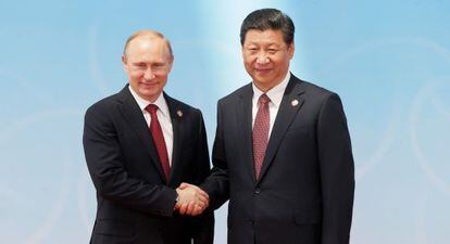 O presidente da Rússia, Vladimir Putin, junto ao presidente chinês, Xi Jinping.