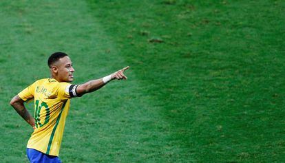 Neymar comemora seu gol no clássico.