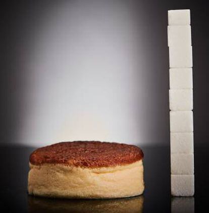 Um bolo ao lado da quantidade de açúcar que contém.