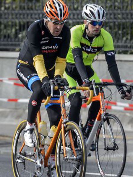 Imagem de arquivo de John Kerry, esquerda, em bicicleta.