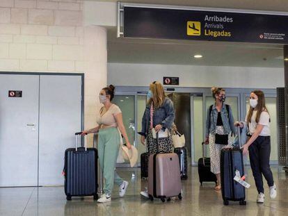 Passageiros no aeroporto de Menorca, na Espanha.