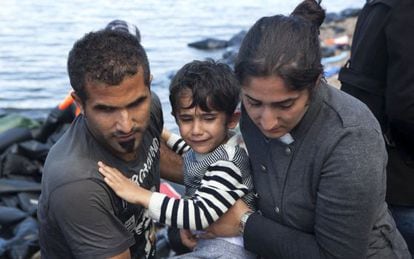 Refugiados sírios, neste domingo na Grécia.