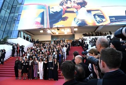 82 mulheres posam na escadaria do Palais do Festival de Cannes