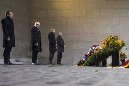 Emmanuel Macron, primeiro à esquerda, neste domingo na cerimônia em homenagem às vítimas da guerra em Berlim.