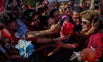 Dilma é abraçada por militantes em frente ao Palácio da Alvorada.