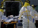 Varios sanitarios trasladan a un paciente desde el interior de la unidad móvil del SUMMA hasta la entrada del Hospital Puerta de Hierro tras haberle trasladado anteriormente desde la UVI del hospital temporal de IFEMA, durante un día de trabajo del Servicio de Urgencia Médica (SUMMA 112) en el estado de alarma decretado por el Gobierno por la pandemia del coronavirus, en Madrid (España) a 26 de abril de 2020.
27 ABRIL 2020 SANIDAD;SISTEMA SANITARIO;CORONAVIRUS;PANDEMIA;COVID-19;PACIENTES;ENFERMEDAD;
Jesús Hellín   / Europa Press
26/04/2020 