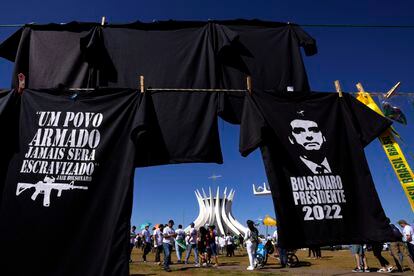 Apoiadores de Bolsonaro se manifestam em 9 de julho, em Brasília, ao lado de camisetas alusivas ao presidente.