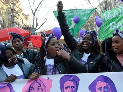 Mulheres negras protestam em Barcelona no Dia Internacional da Mulher.