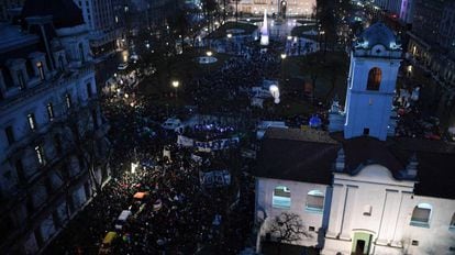 Protesto de professores e alunos das universidades públicas argentinas na Praça de Maio, em Buenos Aires.