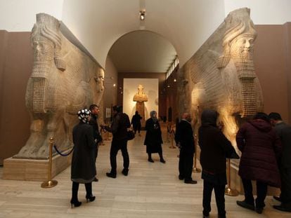 Visitantes observam peças no Museu Nacional do Iraque. / REUTERS