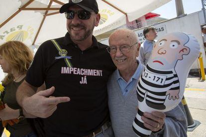 Hélio Bicudo, o boneco satírico de Lula e um ativista anti-Dilma.