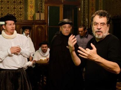 Atores ensaiam a peça 'O mercado de notícias' com Jorge Furtado (à direita).