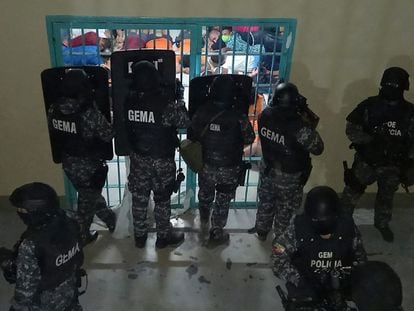 Membros da Polícia Nacional do Equador realizavam uma operação na prisão de Guayaquil onde ocorreu o motim em setembro.