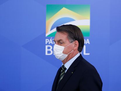 Jair Bolsonaro ao chegar para entrevista coletiva, em Brasília.