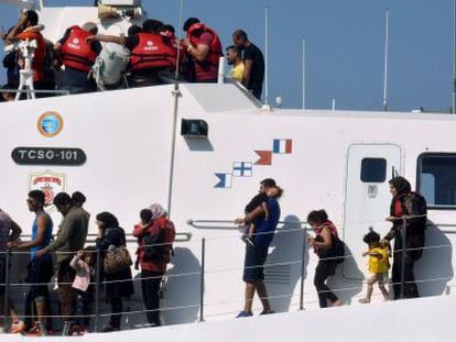 Migrantes resgatados após o naufrágio do barco em que viajavam