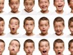 Criança mostra diferentes emoções. 