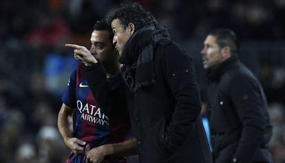 Xavi recebe instruções de Luis Enrique, em sua última temporada no Barça.