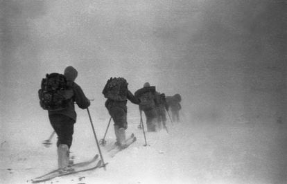 Os excursionistas do incidente do passo Diatlov abrem caminho através da neve em 1º de fevereiro de 1959. Esta foto provavelmente foi tirada dias antes da sua morte.