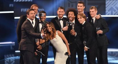 O selfie (sem os jogadores do Barça, ausentes) com os escolhidos para o melhor time de 2016.