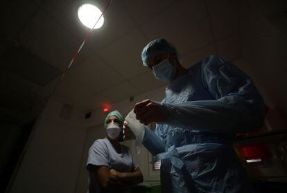 Profissional de saúde se prepara para entrar na UTI de um hospital de Marselha.