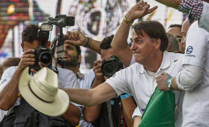 Bolsonaro joga um chapéu durante a Marcha para Jesus, na quinta-feira.