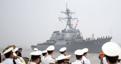 O destroier ‘USS Stethem’ chega ao porto de Xangai, em 2015.
