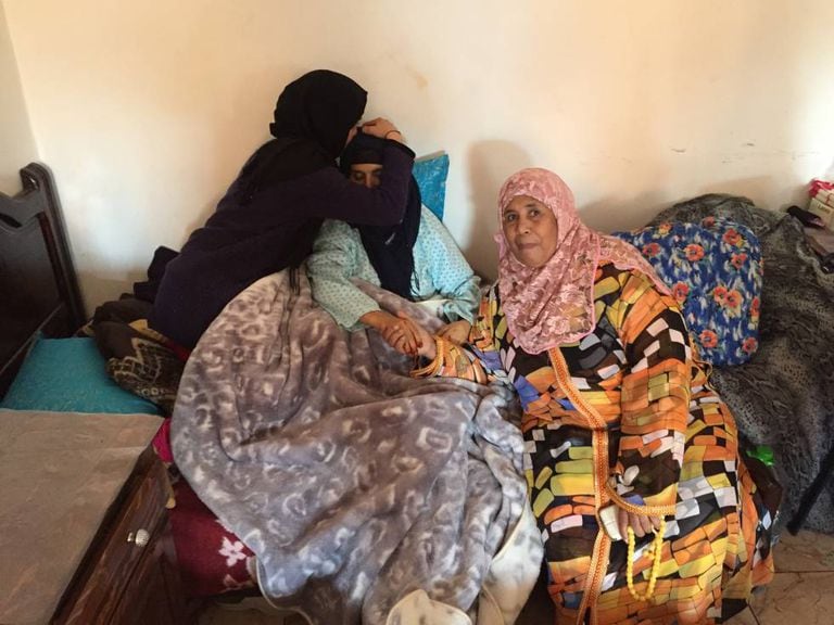 Fátima, paciente com câncer de útero, é beijada pela filha Leila e acompanhada por Khadija El Qorti, diretora do abrigo Jannat, nesta segunda-feira em Rabat.