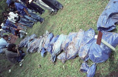 As dezenas de sacos com as ossadas foram desenterradas de uma vala comum de 30 metros de comprimento. 10.049 ossos estavam enterrados ali, entre mendigos e pessoas não identificadas e desaparecidos políticos durante a ditadura brasileira (entre 1964 e 1985). / FOLHAPRESS