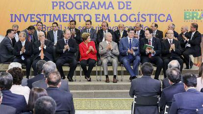 A presidenta Dilma Rousseff nesta terça com ministros e governadores, ao anunciar o pacote de concessões do Governo, em Brasília.