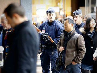 Polícia no centro de Paris.