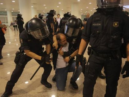 Polícias catalães retêm a um homem no Aeroporto do Prat.