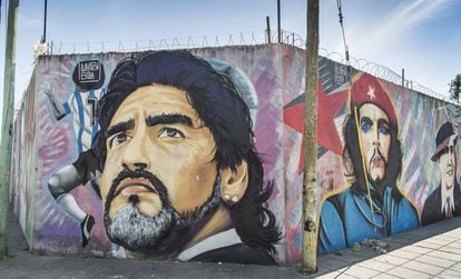 Mural com os rostos de Maradona, Che Guevara e Carlos Gardel em La Plata.