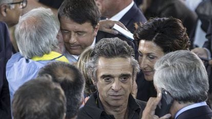 O primeiro-ministro italiano, Matteo Renzi, abraça um dos presentes ao funeral, em Ascoli Piceno.
