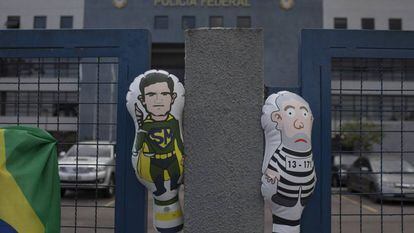Bonecos infláveis alusivos ao juiz Sérgio Moro e ao ex-presidente Lula em frente à sede da Polícia Federal em Curitiba.