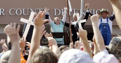 Ao lado do candidato republicano Mike Huckabee (à esq.) e rodeada de apoiadores, Kim Davis celebra libertação da prisão, nesta terça-feira.