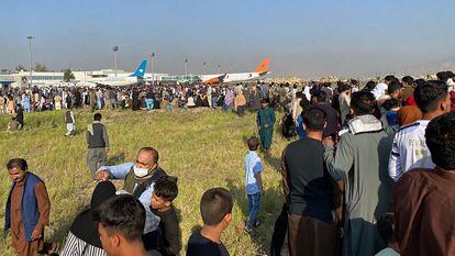 Passageiros lotam aeroporto de Cabul, no Afeganistão, para sair do país.