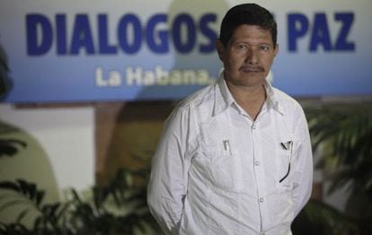 O guerrilheiro das FARC,Fabián Ramírez, na mesa de negociação.