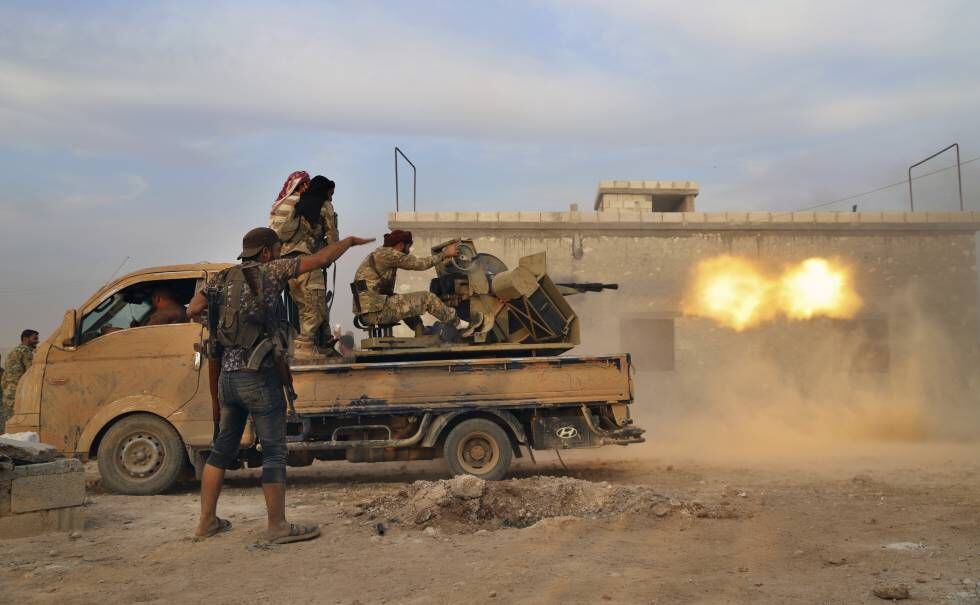 Rebeldes sírios apoiados pelo Exército turco lutam contra as tropas curdas em Manbij, no norte do país.